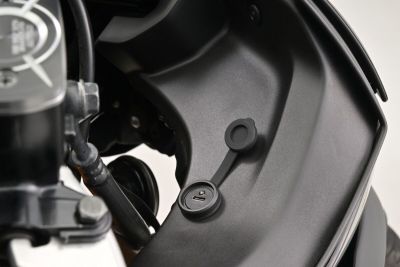 21300365 - DAYTONA USB C COWL MOUNT